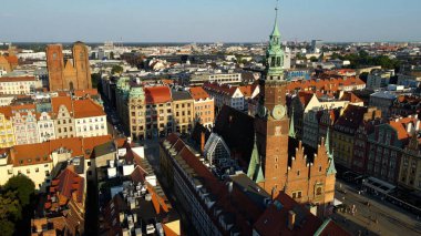 Şehre modern dilek geliştirme mimarisinin zirvesinden bak Avrupa Wroclaw Polonya