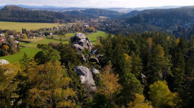 Adrspach kayaları İHA manzarasından Çek Cumhuriyeti 'nin Adrspach bölgesini gösteriyor