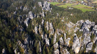Adrspach kayaları İHA manzarasından Çek Cumhuriyeti 'nin Adrspach bölgesini gösteriyor