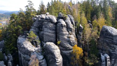 Adrspach kayaları İHA manzarasından Çek Cumhuriyeti 'nin Adrspach bölgesini gösteriyor