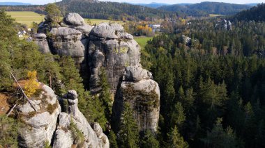 Adrspach kayaları İHA manzarasından Çek Cumhuriyeti 'nin Adrspach bölgesini gösteriyor
