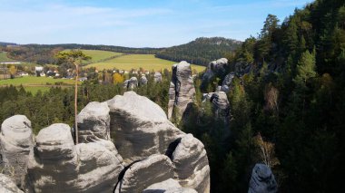 Adrspach kayaları İHA manzarasından Çek Cumhuriyeti 'nin Adrspach bölgesini gösteriyor