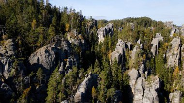 Adrspach kayaları İHA manzarasından Çek Cumhuriyeti 'nin Adrspach bölgesini gösteriyor