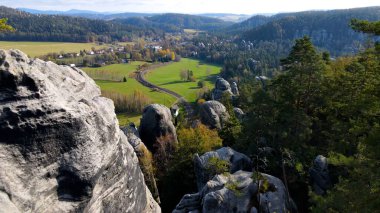 Adrspach kayaları İHA manzarasından Çek Cumhuriyeti 'nin Adrspach bölgesini gösteriyor