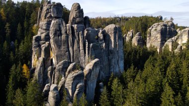 Adrspach kayaları İHA manzarasından Çek Cumhuriyeti 'nin Adrspach bölgesini gösteriyor