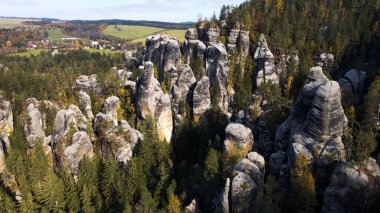 Adrspach kayaları İHA manzarasından Çek Cumhuriyeti 'nin Adrspach bölgesini gösteriyor