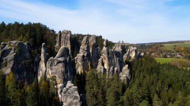 Adrspach kayaları İHA manzarasından Çek Cumhuriyeti 'nin Adrspach bölgesini gösteriyor