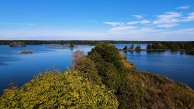 Gölün üzerinden su manzaralı ağaçlar
