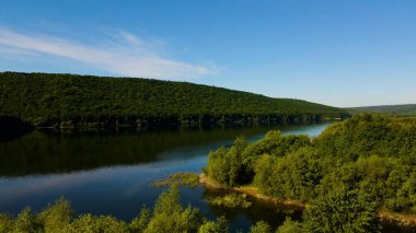 Körfez tepeleri dağlardan nehir manzaralı.