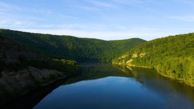 Körfez tepeleri dağlardan nehir manzaralı.