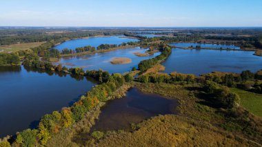 Göl sonbahar manzarası yukarıdan