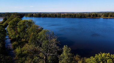 Göl sonbahar manzarası yukarıdan