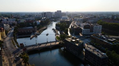 Şehre modern dilek geliştirme mimarisinin zirvesinden bak Avrupa Wroclaw Polonya