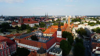 Şehre modern dilek geliştirme mimarisinin zirvesinden bak Avrupa Wroclaw Polonya