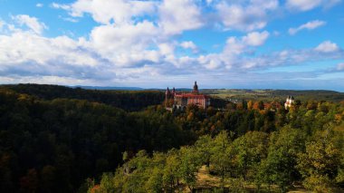 Drone Walbrzych Polonya 'dan Ksiaz Şatosu Sonbahar Görünümü