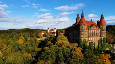 Drone Walbrzych Polonya 'dan Ksiaz Şatosu Sonbahar Görünümü