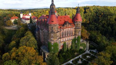 Drone Walbrzych Polonya 'dan Ksiaz Şatosu Sonbahar Görünümü