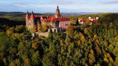 Drone Walbrzych Polonya 'dan Ksiaz Şatosu Sonbahar Görünümü