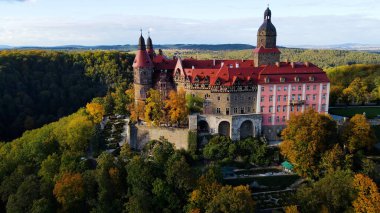 Drone Walbrzych Polonya 'dan Ksiaz Şatosu Sonbahar Görünümü