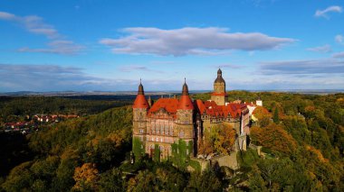 Drone Walbrzych Polonya 'dan Ksiaz Şatosu Sonbahar Görünümü