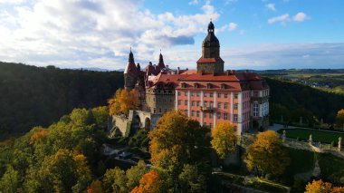 Drone Walbrzych Polonya 'dan Ksiaz Şatosu Sonbahar Görünümü