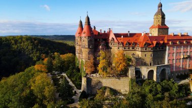 Drone Walbrzych Polonya 'dan Ksiaz Şatosu Sonbahar Görünümü