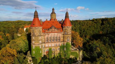 Drone Walbrzych Polonya 'dan Ksiaz Şatosu Sonbahar Görünümü