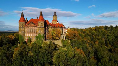 Drone Walbrzych Polonya 'dan Ksiaz Şatosu Sonbahar Görünümü