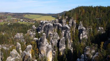 Adrspach kayaları İHA manzarasından Çek Cumhuriyeti 'nin Adrspach bölgesini gösteriyor