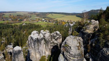 Adrspach kayaları İHA manzarasından Çek Cumhuriyeti 'nin Adrspach bölgesini gösteriyor