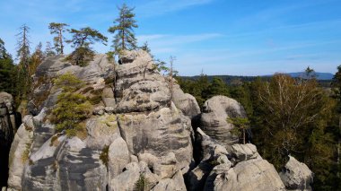 Adrspach kayaları İHA manzarasından Çek Cumhuriyeti 'nin Adrspach bölgesini gösteriyor