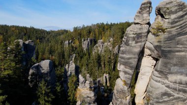 Adrspach kayaları İHA manzarasından Çek Cumhuriyeti 'nin Adrspach bölgesini gösteriyor