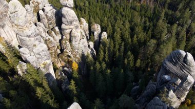 Adrspach kayaları İHA manzarasından Çek Cumhuriyeti 'nin Adrspach bölgesini gösteriyor