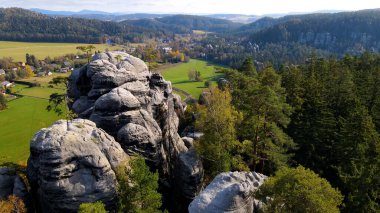 Adrspach kayaları İHA manzarasından Çek Cumhuriyeti 'nin Adrspach bölgesini gösteriyor