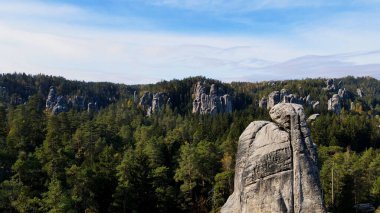 Adrspach kayaları İHA manzarasından Çek Cumhuriyeti 'nin Adrspach bölgesini gösteriyor