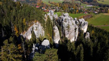 Adrspach kayaları İHA manzarasından Çek Cumhuriyeti 'nin Adrspach bölgesini gösteriyor