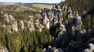 Adrspach kayaları İHA manzarasından Çek Cumhuriyeti 'nin Adrspach bölgesini gösteriyor