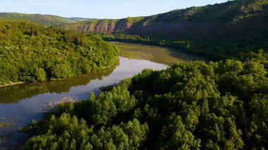 Körfez tepeleri dağlardan nehir manzaralı.