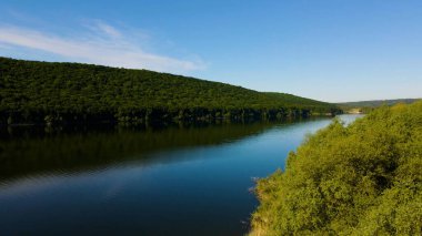 Körfez tepeleri dağlardan nehir manzaralı.