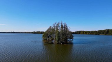 Göl manzarasının ortasındaki küçük ada