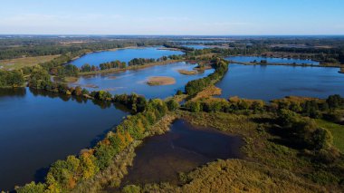 Göl sonbahar manzarası yukarıdan