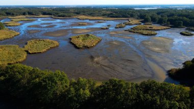 Göl sonbahar manzarası yukarıdan