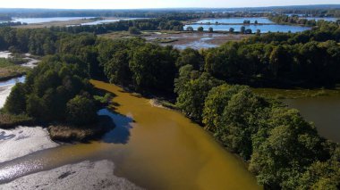 Göl sonbahar manzarası yukarıdan