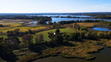 Göl sonbahar manzarası yukarıdan