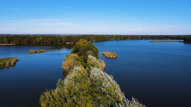 Göl sonbahar manzarası yukarıdan