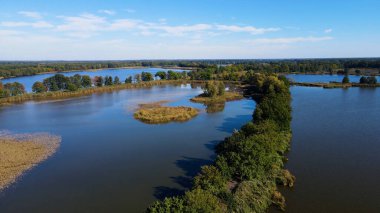 Göl sonbahar manzarası yukarıdan