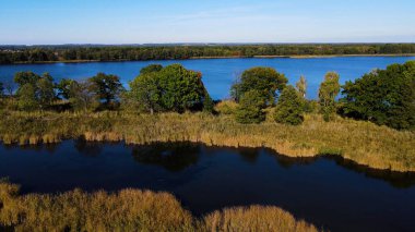 Göl sonbahar manzarası yukarıdan