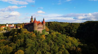 Drone Walbrzych Polonya 'dan Ksiaz Şatosu Sonbahar Görünümü