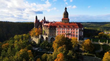 Drone Walbrzych Polonya 'dan Ksiaz Şatosu Sonbahar Görünümü