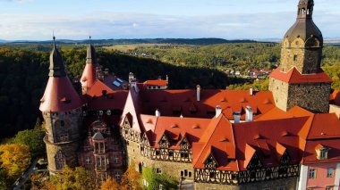 Drone Walbrzych Polonya 'dan Ksiaz Şatosu Sonbahar Görünümü